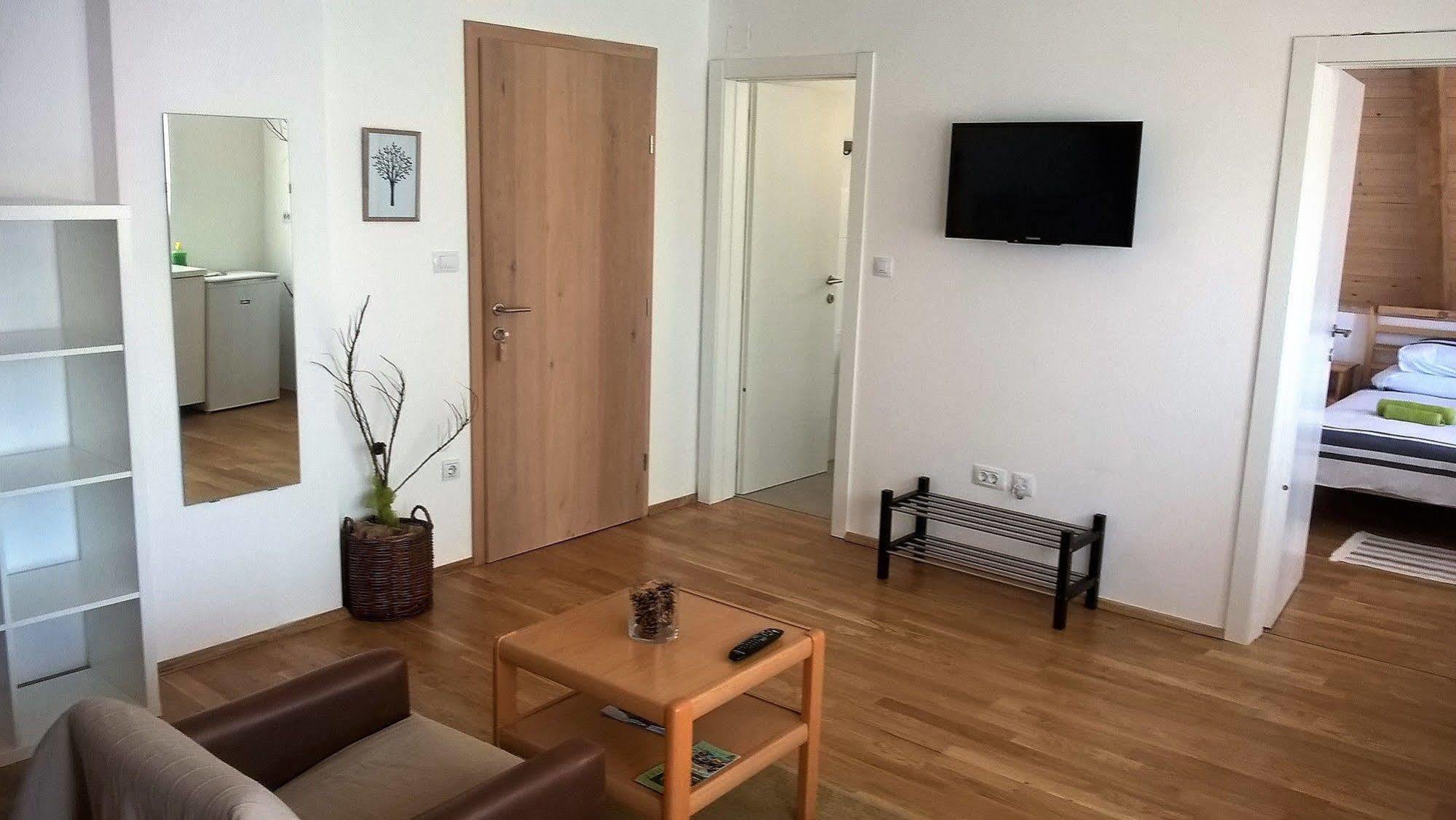 Guesthouse Bor Plitvice Lakes พลิตวิชกา เยเซรา ภายนอก รูปภาพ