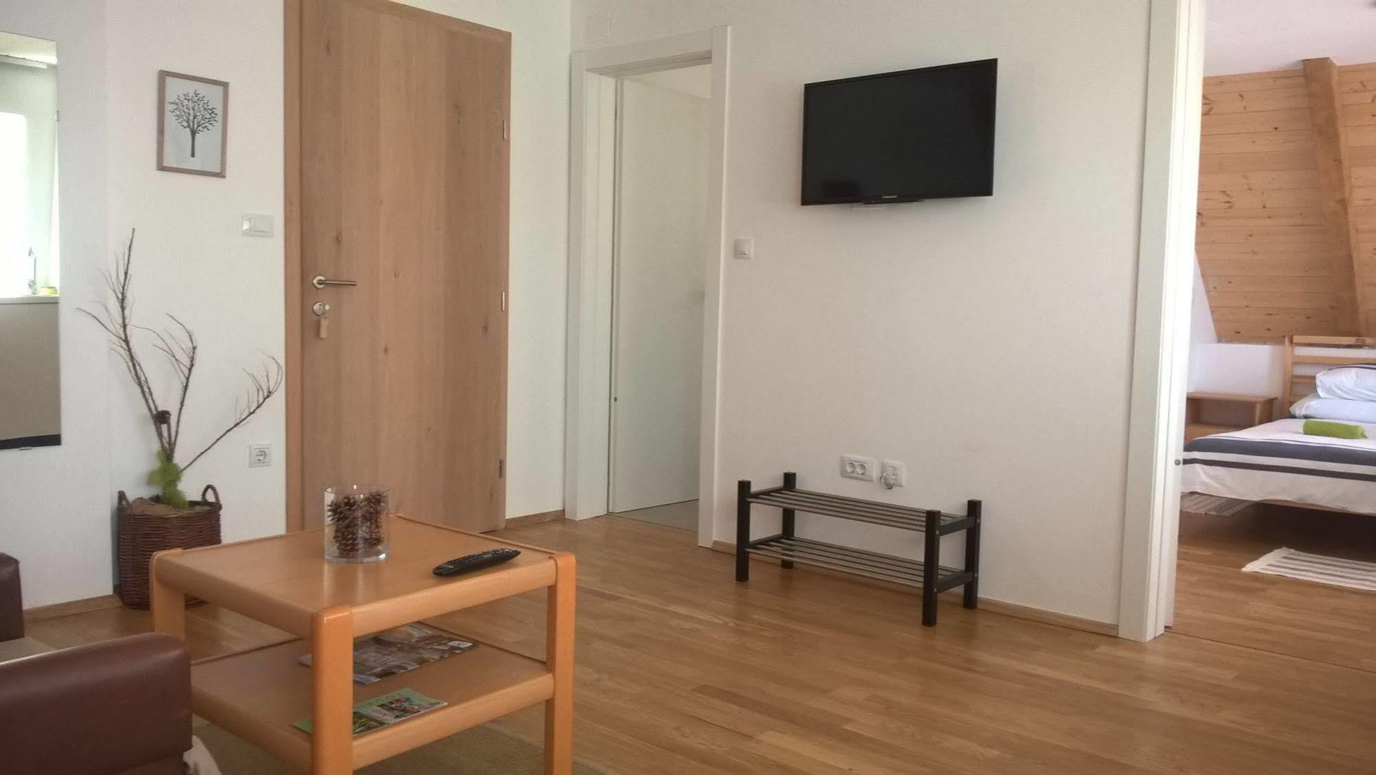 Guesthouse Bor Plitvice Lakes พลิตวิชกา เยเซรา ภายนอก รูปภาพ